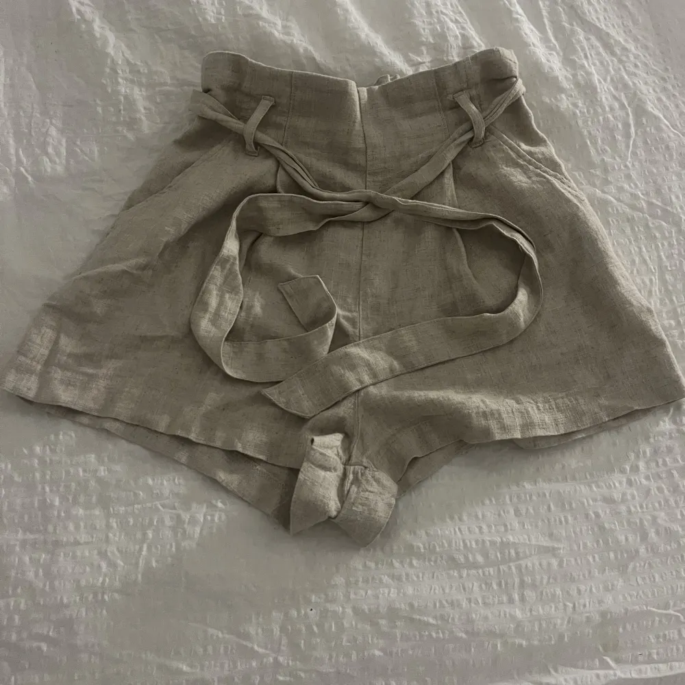 Linne shorts från H&M. Köpte förra året. Inte så använda i bra skick. Köparen står för frakten. . Shorts.