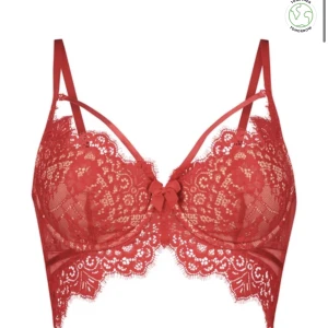 BH från Hunkemöller - Säljer denna supersnygga sexiga BH från Hunkemöller då den blivit för liten för mig🥲 nypris 399kr, använd fåtal gånger! Mitt pris 150kr☺️💕🌸