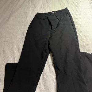 Kostymbyxor! - Helt vanliga kostymbyxor storlek 36 inget fel på dom.