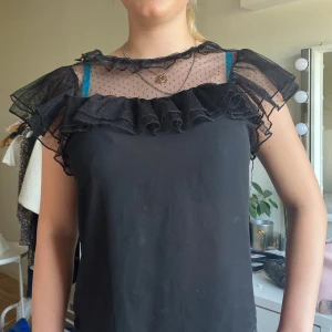Svart blus  - Jättefin blus som tyvärr inte kommer till använding längre. Den är bara använd några få gånger så den är i väldigt bra skick. Hör av er om ni har frågor eller är intresserade ❤️
