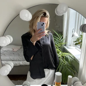 Svart silkesskjorta  - Svart silkesskjorta från Gina tricot. Storlek M i mycket bra skick, ändats använd 1 gång så i princip ny. Nypris 400kr