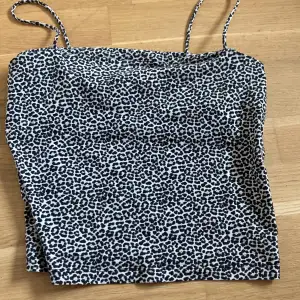 Ett leopard linne ifrån Gina Tricot. Storlek M, men passar även Xs.