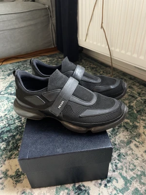 Prada Cloudbust - Säljer mina svarta Prada Cloudbust. Väldigt snygg och bekväm sko som passar till det mesta. Skick är 8/10 och jag säljer dem för 2300. Om du har frågor så är det bara att skriva!