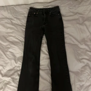 Bootcut jeans - Jeans i bra skick, betalas med Swish, frakt ingår ej i priset💕