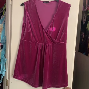 Velvetlinne  - Ettjättefint lila linne i ett tyg liknande velvet. Suuuuuperskön och bekväm!💓 töjbar så passa L-XL beroende på kupstorlek💓💗💖