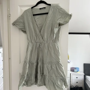 Sommarklänning i storlek L - Fin sommar klänning! Oanvänd, säljer pga att jag råkade köpa två