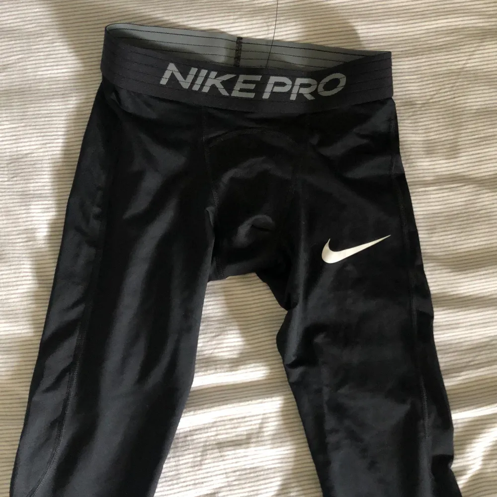 Nike träningstights. Funkar som underställ vid löpning exempelvis. Helt nya-aldrig använda. Storlek S. Jeans & Byxor.
