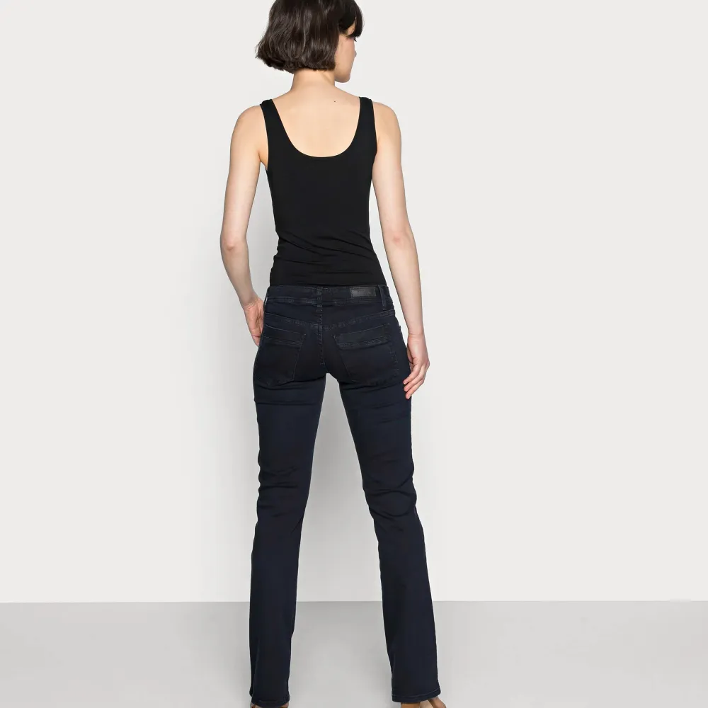 Säljer dessa jätte snygga jeans från ltb för att dom är förstora🤩använda 2 gånger typ, skriv privata för bilder, TRYCK INTE PÅ KÖP NU! Nypris=829kr . Jeans & Byxor.