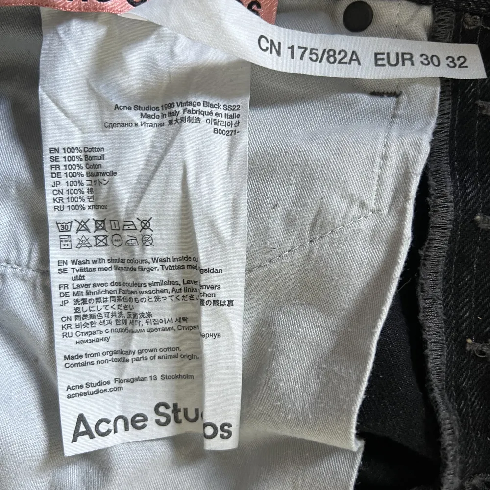 Jeans, stl. Midja 30 tum, Herr Säljer mina ﻿Acne Studios 1996 Vintage Black då de inte kommit till användning, de säljs fortfarande i butik för ﻿3100kr. ﻿ ﻿De är använda en gång och aldrig tvättade så de är som nya. ﻿ ﻿Storlek 30/32