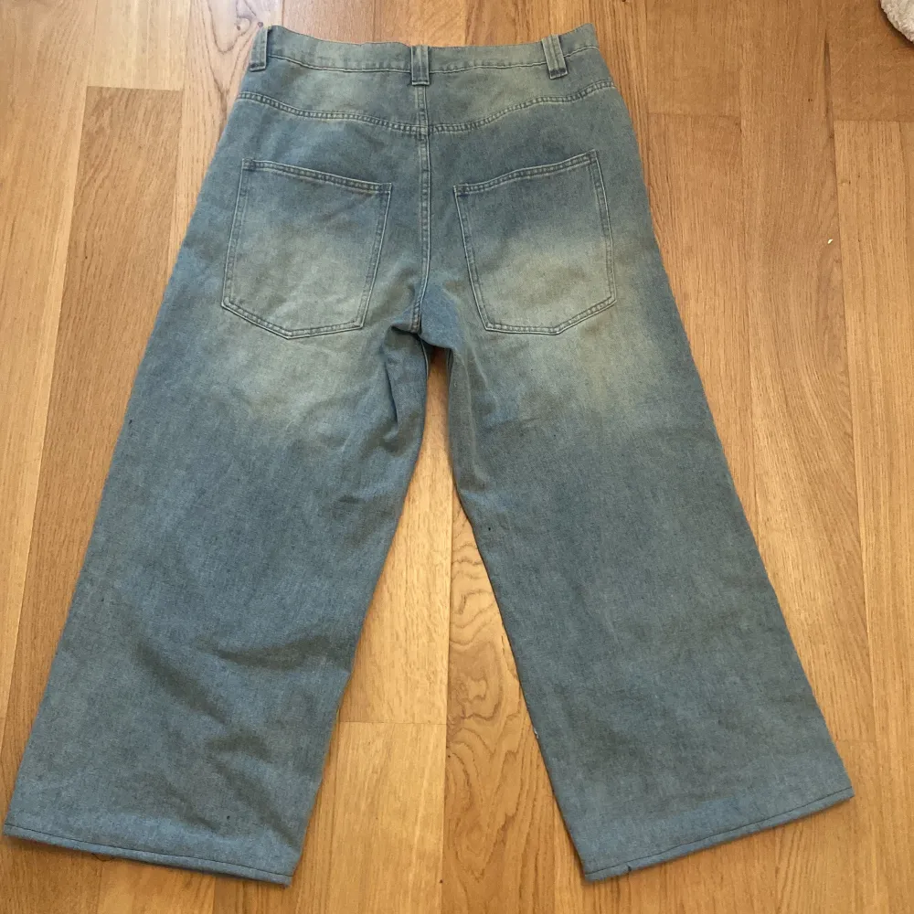 Jeans från Jaded london i storlek 34. Jeansen är knappt använda och är i bra skick. Byxorna är uppsydda fast bara några cm.. Jeans & Byxor.