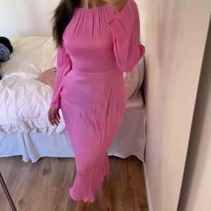 Rosa lång klänning  - Jättefin rosa lång kläning i siden, passar perfekt till festliga tillfällen. Helt oanvänd så nyskick💞  Strl 34 men passar mig som brukar har 36!