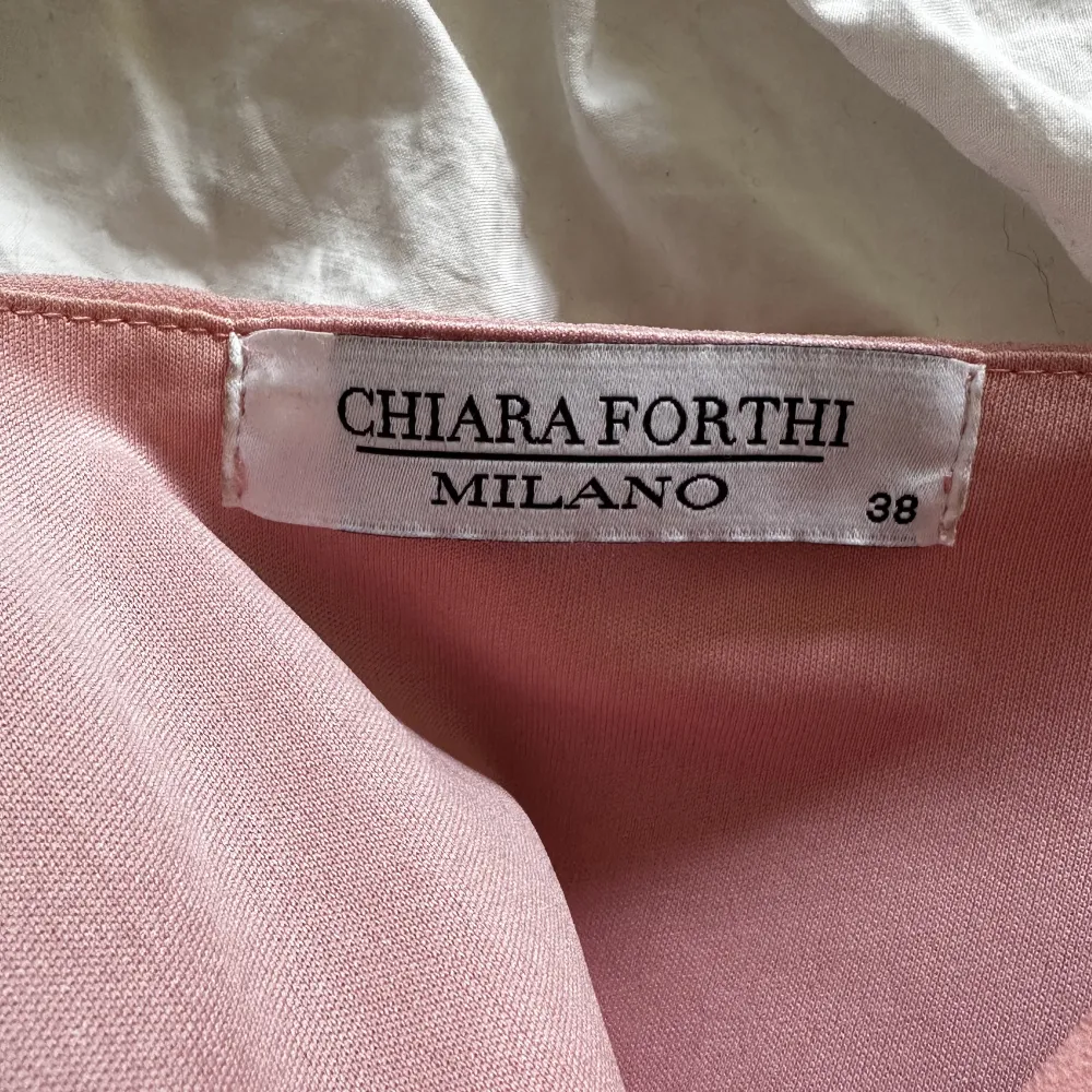 Fin rosa långklänning använd en gång på ett bröllop. Märket är Chiara Forthi i storlek 38. Kan skickas eller möta upp i Karlstad. . Klänningar.