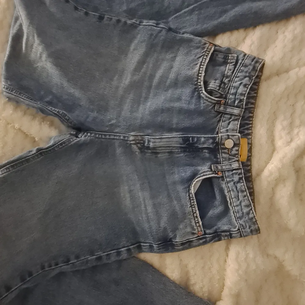 Säljer dessa högmidjade jeans från Gina Young i storlek 164, säljer pga att det inte är min stil längre. I bra skick, inga hål eller fläckar. Använda få gånger! . Jeans & Byxor.