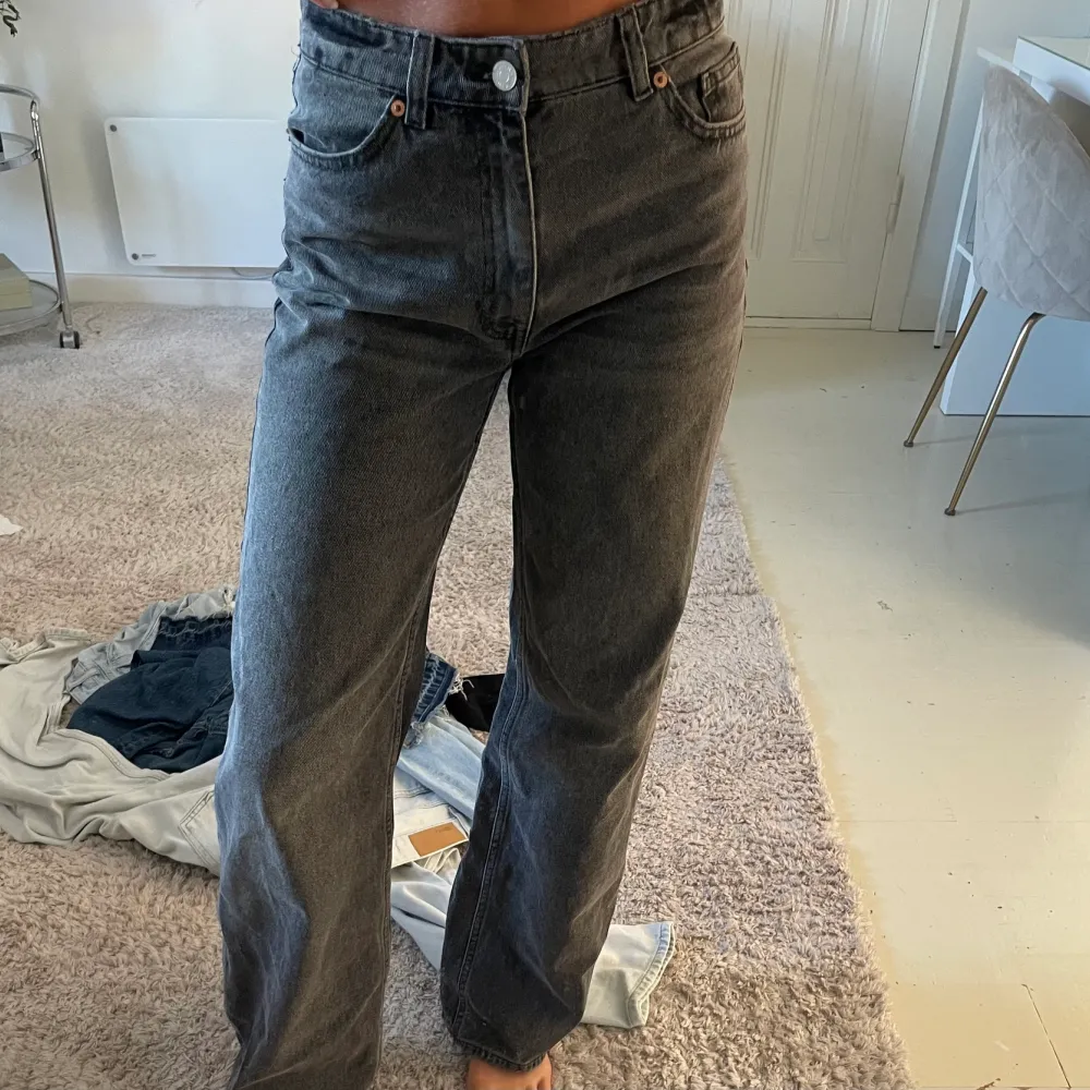 Superfina mörk gråa jeans från monki. Lite mer baggy. Knappt använda så de är i nyskick. Jag är ca 175 cm å dom är perfekta i längden på mig. Jeans & Byxor.