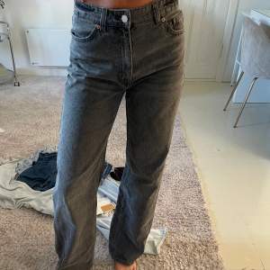 Superfina mörk gråa jeans från monki. Lite mer baggy. Knappt använda så de är i nyskick. Jag är ca 175 cm å dom är perfekta i längden på mig