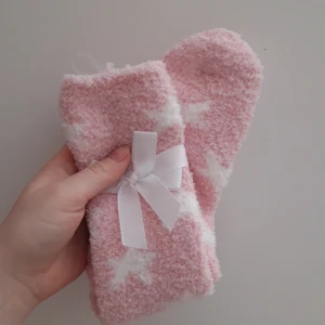 Fluffiga Rosa Strumpor  - Säljer dessa super fluffiga söta rosa strumpor eftersom att jag redan har ett annat par.  De har aldrig blivit använda, det finns även anti-glid mönster på boten av strumporna.   Snälla klicka inte "köp nu" utan att jag har godkänt det!😁