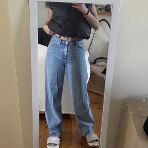 Weekday jeans Rail - Modellen Rail från Weekday. Midja 25, längd 32. Färg tror jag är penny blue. Modellens passform är fortfarande bra. Beställde dem men de är för små för mig... Säljer därför dem vidare 