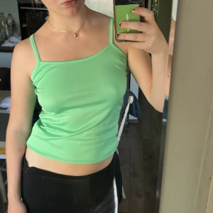 Grönt linne - Grönt somrigt och luftigt linne! Smala band