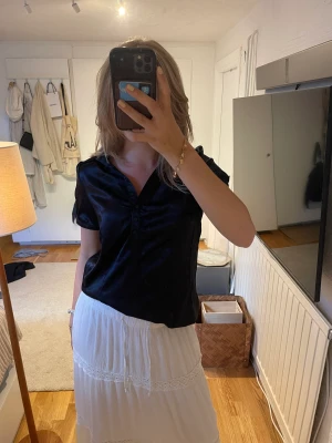 Svart satinblus - Fint glänsigt material på toppen. Inte använd så mkt