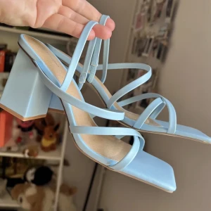 Klackar - Fina blå klackar köpt här på Plick men inte kommit till användning❣️ 