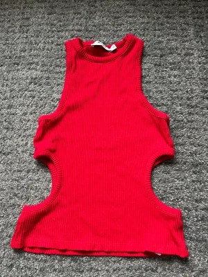 Linne med utskärning  - Linne använt en gång med hål på sidorna