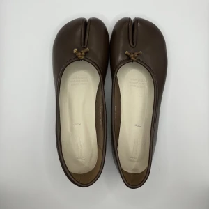 Tabi ballerinas strl 40 - Tabi ballerina slip-ins strl 40  Tabi är en traditionell japansk sko som anses vara bra för balansen och motverkar missformad stortå.