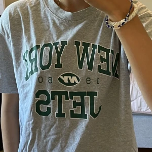 NFL t-shirt - T-shirt som aldrig kommer till användning, väldigt gott skick!