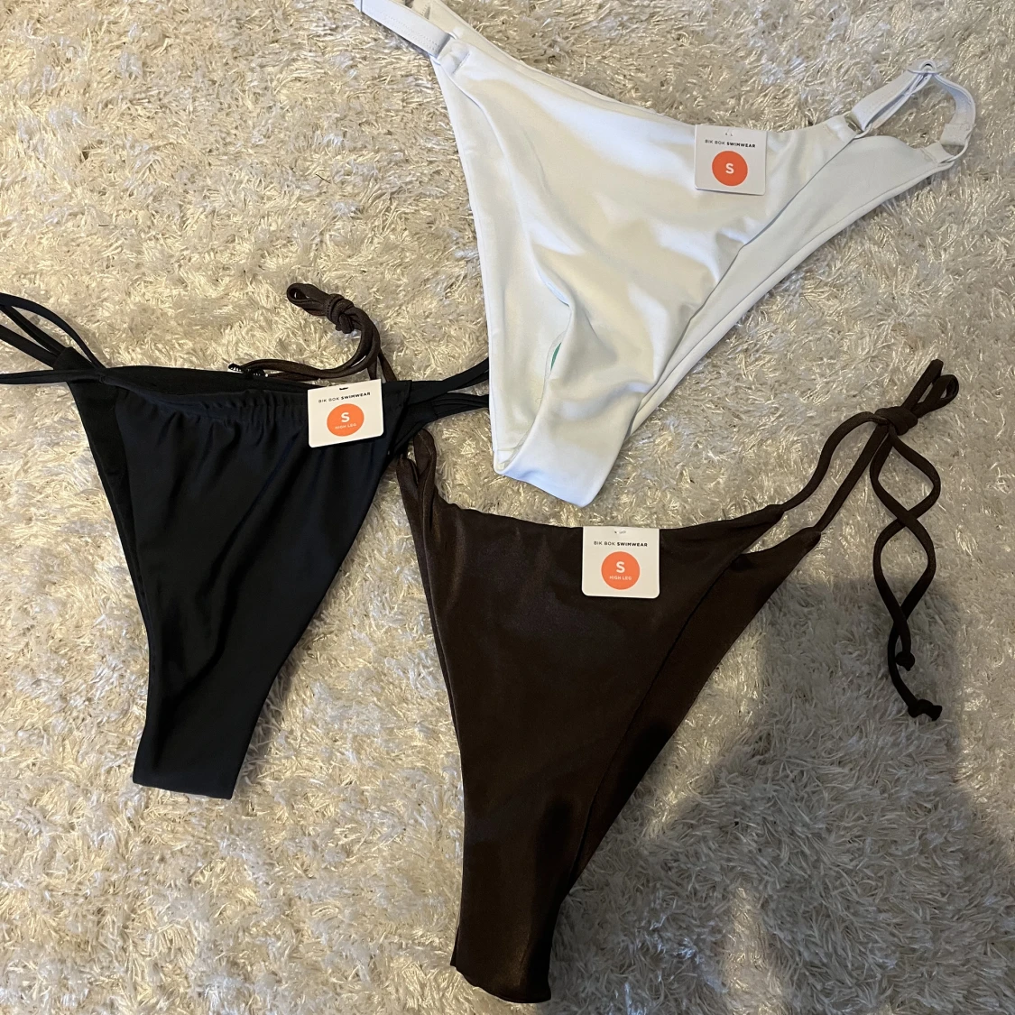 Oanvända bikini