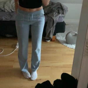 Juicy byxor - Säljer nu dessa juicy byxor med fickor där bak, köpta förra sommaren helt nya men har typ aldrig använt dessa, ser inte slitna ut, och har inga slitningar. Dom är lika Lena som när jag köpte dom. Skriv för frågor.🫶🏻🫶🏻