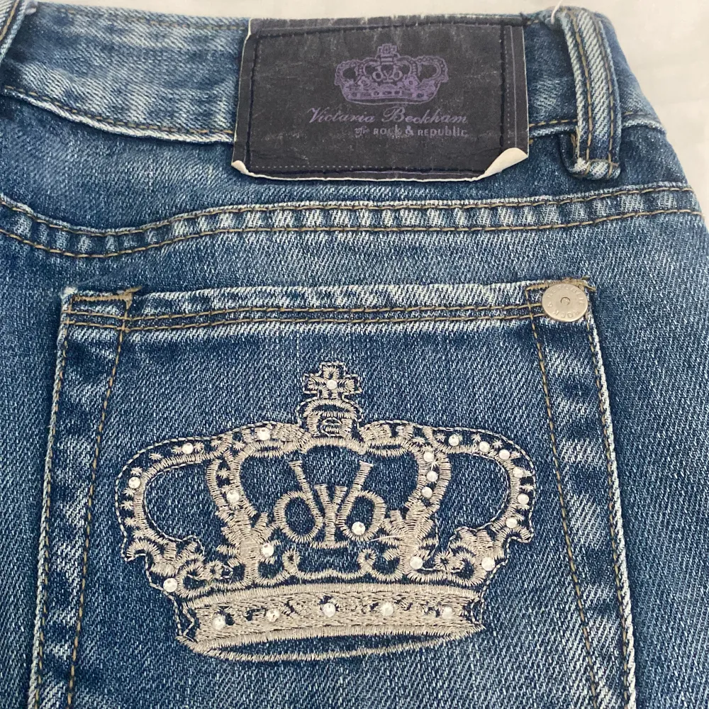  säljer dessa as snygga low waist jeans från Victoria Beckham eftersom dom tyvärr är för stora på mig, dom är köpa här på Plick, inerbenslängden: 77,5 cm  Midja: 41cm rakt över 💗💗. Jeans & Byxor.