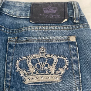  Victoria Beckham jeans  -  säljer dessa as snygga low waist jeans från Victoria Beckham eftersom dom tyvärr är för stora på mig, dom är köpa här på Plick, inerbenslängden: 77,5 cm  Midja: 41cm rakt över 💗💗
