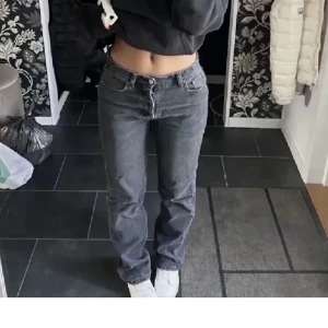 Gråa mid rise zara jeans - !Lånad bild! Säljer mina jättefina jeans från zara, säljer då de tyvärr blivit för små. Sparsamt använda❤️