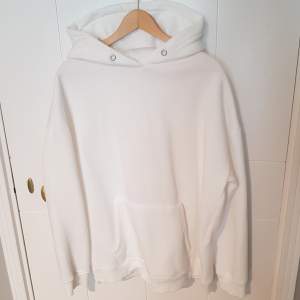 Oversized, vit hoodie från Nellys egna märke. Storlek XS. Nypris var 399 kr. Har endast burit den en gång och säljer den för att storleken var fel.