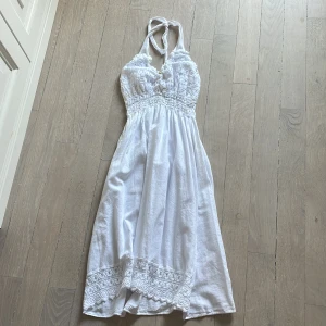 Linneklänning - Säljer denna jättefina linneklänningen från Gran Canaria, använd en gång. Den är i free size och är extremt töjbar.❤️Den har på nåt oklart sätt fått gula fläckar som syns på bilden, men de går troligtvis att få bort. Pris kan diskuteras💋