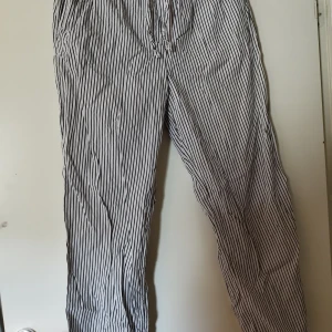 Snygga randiga byxor - Storlek Medium, från butiken Zara, knappt använd, trasig sömm därbak med inget hål eller något som syns, knytband i midjan och två fickor.