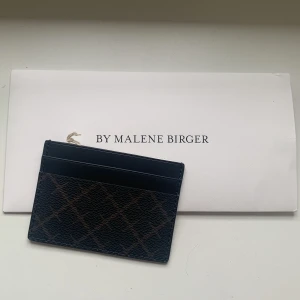 Malene Birger korthållare - Helt ny oanvänd Malene Birger korthållare i färgen Dark Chocolate. Säljer pga köpte fel färg, nypris 600kr! Hör gärna av dig vid intresse samt fler bilder ect. ☺️