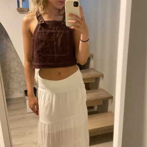 Jeans-topp - Super cool och unik topp i jeans. Sälj då det inte riktigt är min stil och därav ej kommer till användning. Bara att skriva vid eventuella frågor☺️