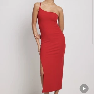 One Shoukder Long Slit Dress - Jättesnygg och helt oanvänd klänning från na-kd, ligger fortfarande i förpackning. Säljer pga att jag köpte flera och glömde skicka tillbaka i tid.  Köpt för 499kr