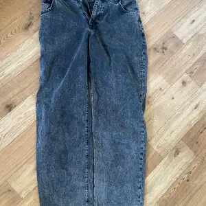 Säljer nu mina Woodbird jeans som är i väldigt bra skick och med bra kvalitet. Storleken på byxorna är 31/32. Byxorna är stora i stoleken!