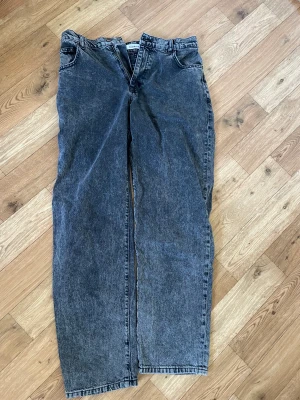 Woodbird byxor - Säljer nu mina Woodbird jeans som är i väldigt bra skick och med bra kvalitet. Storleken på byxorna är 31/32. Byxorna är stora i stoleken!