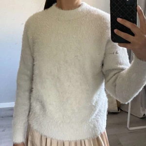 Monki pälsig stickad tröja! - Säljer en stickad pälsig tröja från Monki. Tröjan är både varm och mjuk och passar perfekt för höst- och vintermånaderna, dessutom är den i perfekt skick och andvända bara några fåtal gånger. Köparen står för Frakten 💖