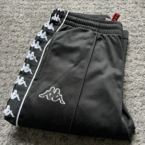 Kappa byxor stl S - Byxor från kappa. Bra skick knappt använda. 