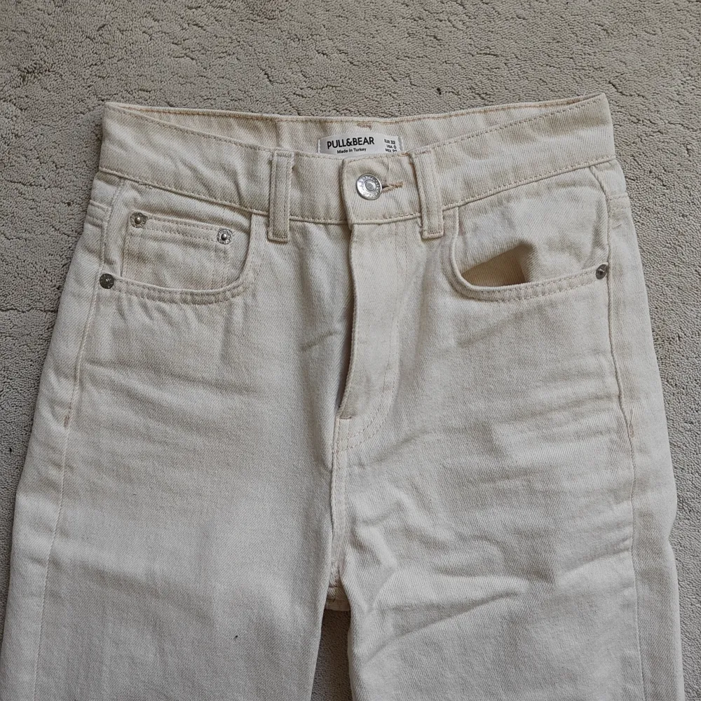 Jättefina vita bootcot jeans från pull and bear i nyskick. . Jeans & Byxor.