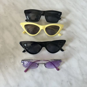 Solglasögon  - Uppifrån och ner: Envii 30kr Monki gula 30kr Monki svarta 30kr Lila okänt 20kr
