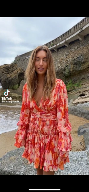 Superfin sommarklänning  - Så fin sommarklänning som är helt SLUTSÅLD från Sanna Jörnviks kollektion!!🥰🥰bara använd två gånger, alltså i nyskick!!!