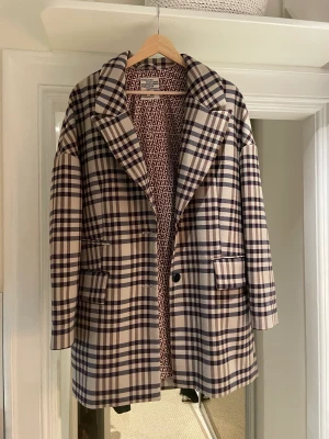 Kavaj Baum und Pferdgarten - Kavaj från Baum und Pferdgarten  Storlek 38 men föredrar man lite oversize fungerar den även för S (Jag har vanligtvis S)  Använd och något nopprig framtill (se bild) men utöver det inget att anmärka på.  Extra knapp finns kvar  Dyr i inköp