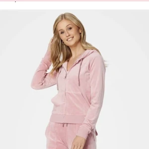 Juciy couture rosa tröja  - Pris kan diskuteras!💞Säljer denna jättefina rosa tröjan som tyvärr inte kommer till användning💞Använd 2 ggr och i väldigt bra skick, skriv privat för frågor och kan mötas upp i Varberg☺️