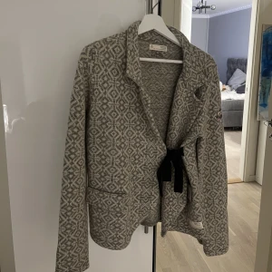 Zara och odd Molly  - Säljer en stickad kofta från odd Molly och en ribbad polo topp från zara. Paketpris 300kr, Zara topp 100kr , oddmolly koftan 150kr🌟frakt står köparen för 