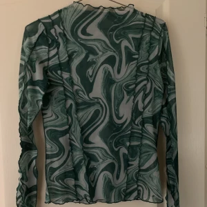 Långärmad tröja - Tajt tunn långärmad tröja i flera färger, räfflade i armarna och halsen. Lätt genomskinlig 