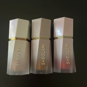 Sheglam smink - Jag säljer en liquid bronser, rouge och highlighter dom endast är testade. Hör av dig om frågor och funderingar! Pris kan diskuteras.